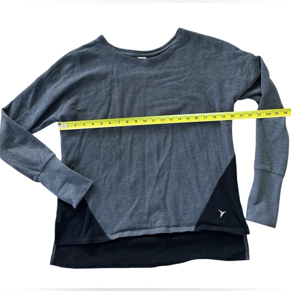 (2) Women’s M Old Navy Active Sweatshirts Gray/Black & Raspberry/Maroon EUC - Picture 5 of 13